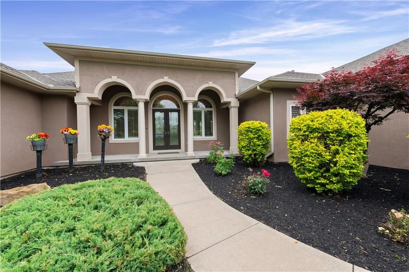 6930 White Pine Cir, Parkville, MO 64152