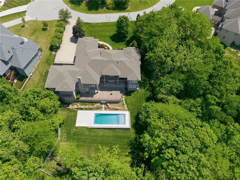 6930 White Pine Cir, Parkville, MO 64152