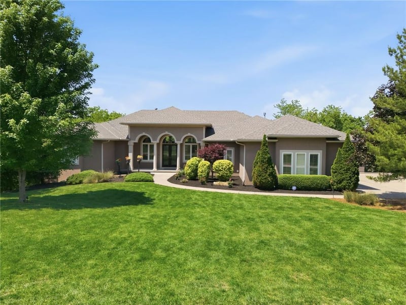 6930 White Pine Cir, Parkville, MO 64152