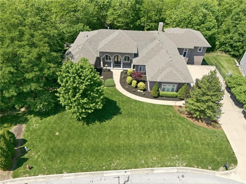 6930 White Pine Cir, Parkville, MO 64152