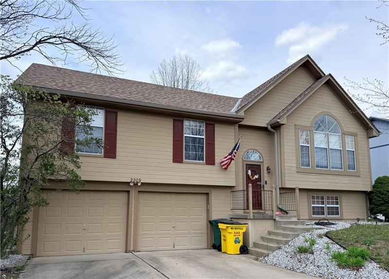 2209 Maybrook Dr, Blue Springs, MO 64029