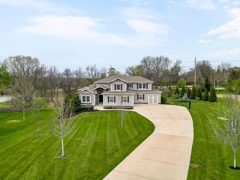 9900 152nd St, Overland Park, KS 66221