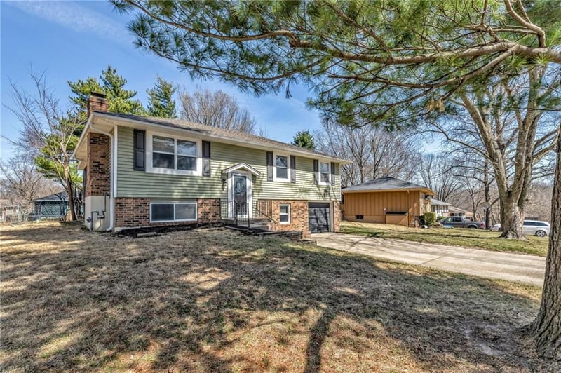 313 Blarney Ct, Blue Springs, MO 64014
