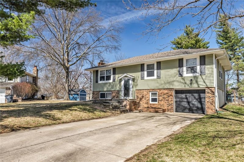 313 Blarney Ct, Blue Springs, MO 64014