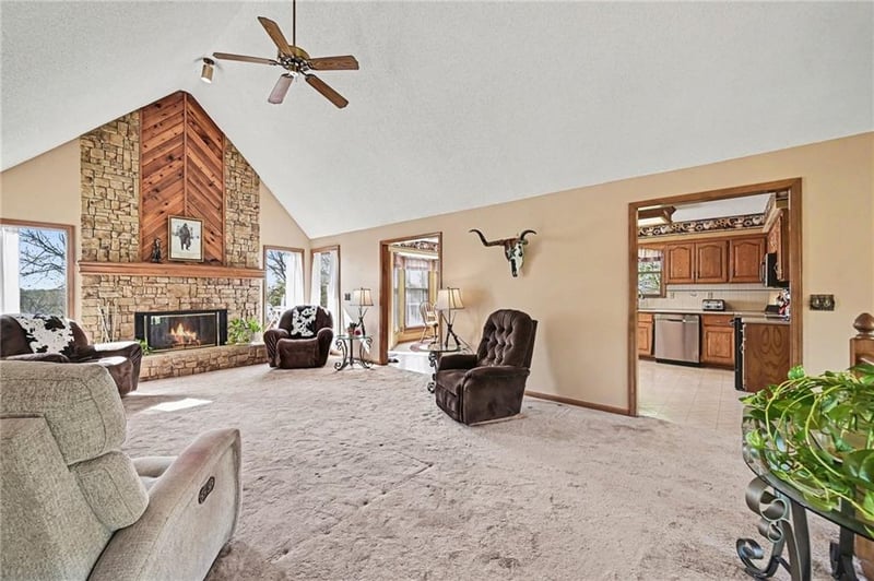 15800 Rule Ln, Smithville, MO 64089