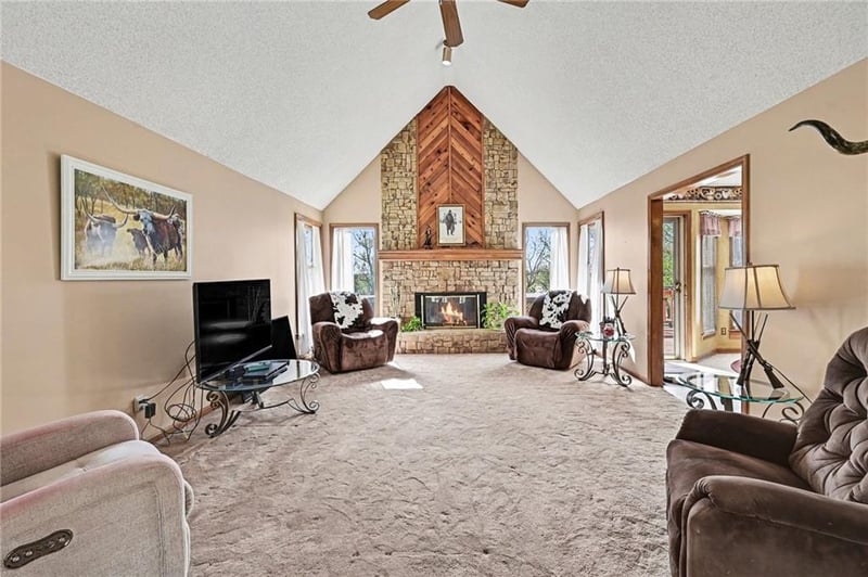 15800 Rule Ln, Smithville, MO 64089