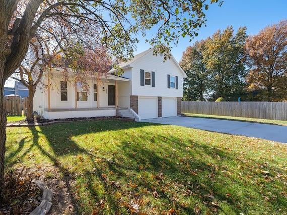 1225 Kenwood Dr, Lee's Summit, MO 64064