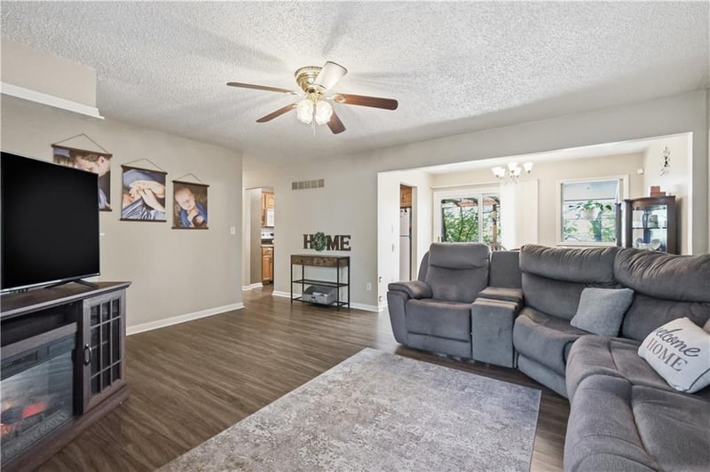 2824 Berry Ln, Independence, MO 64057