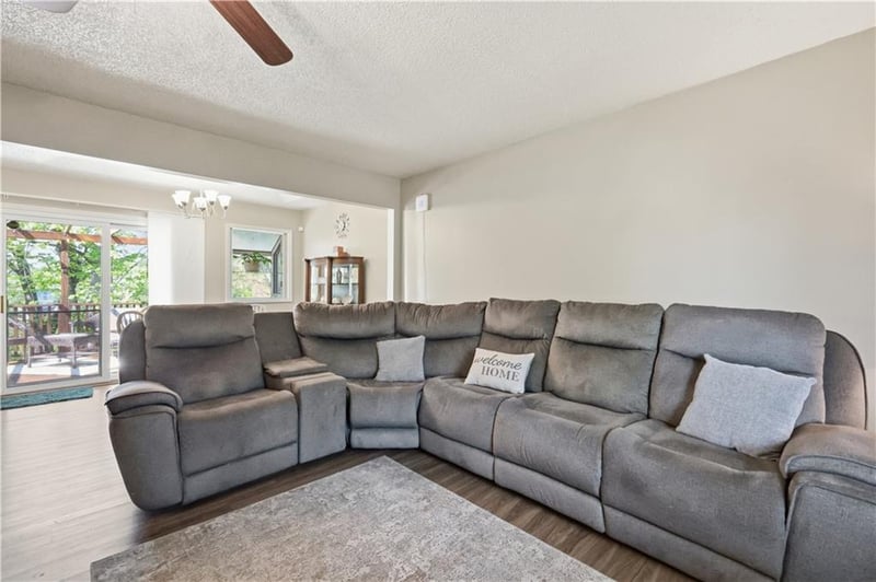 2824 Berry Ln, Independence, MO 64057
