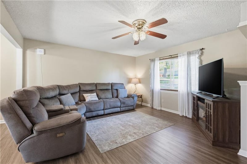 2824 Berry Ln, Independence, MO 64057