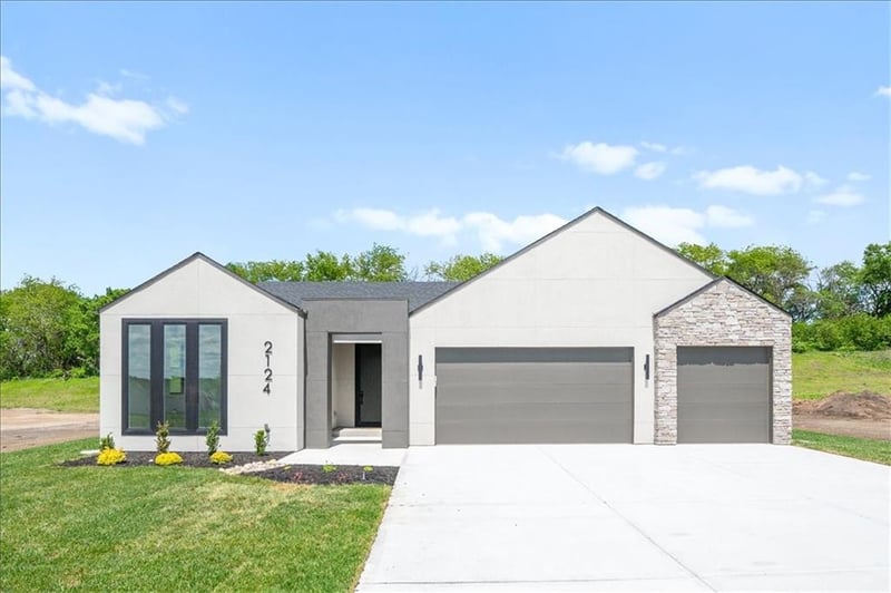 2124 SW Wheatfield Dr, Lee's Summit, MO 64082