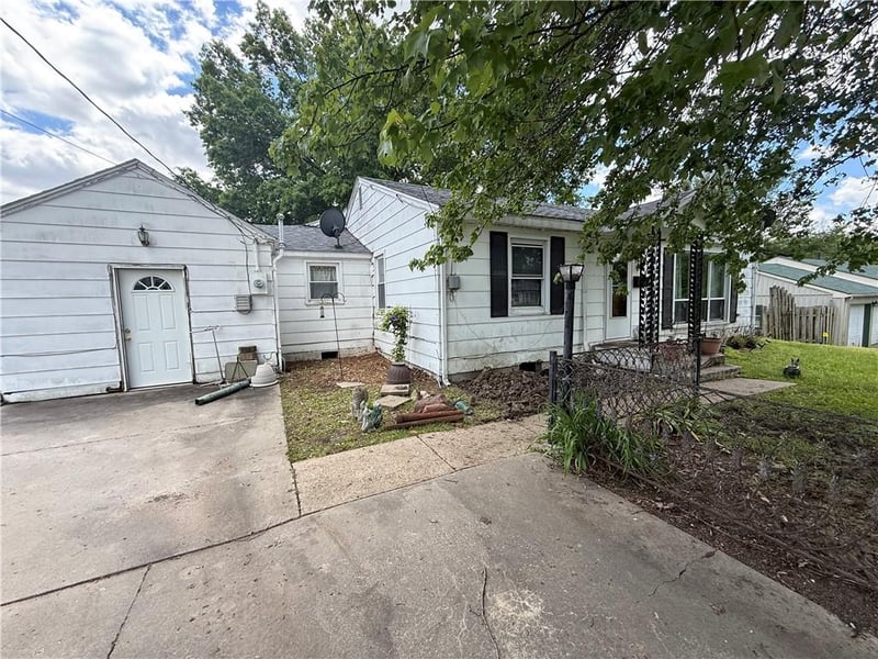 115 E South St, Richmond, MO 64085