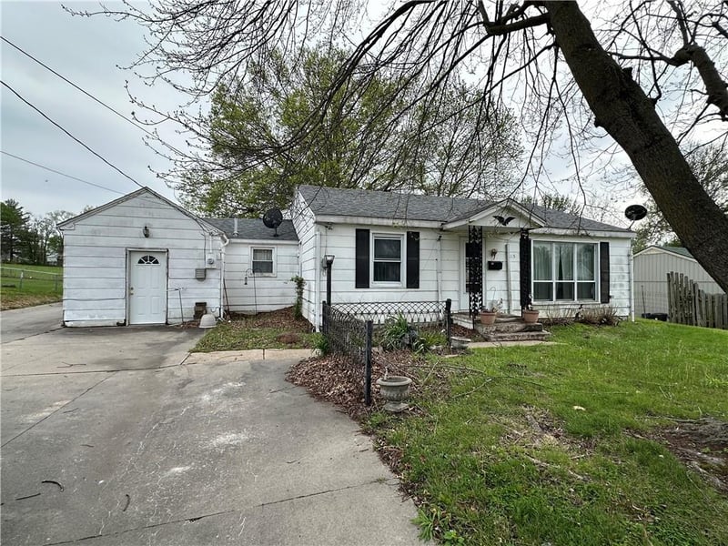 115 E South St, Richmond, MO 64085