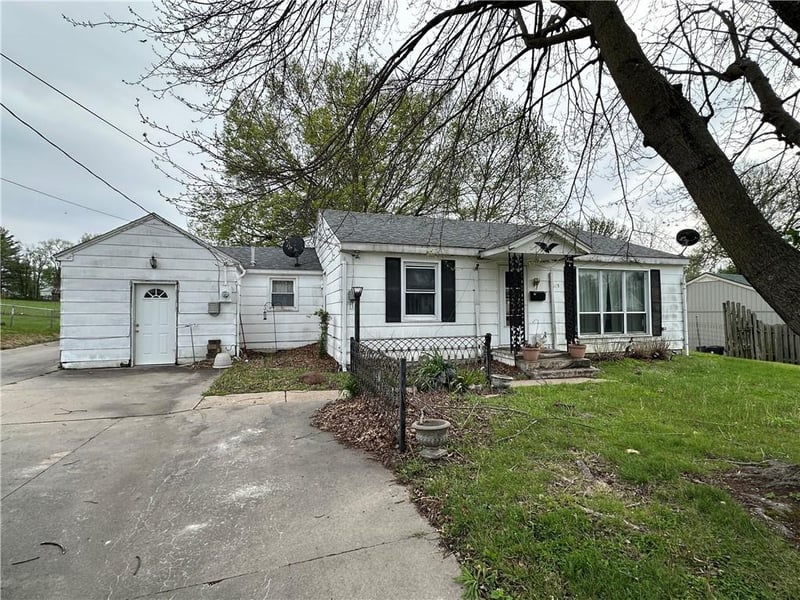115 E South St, Richmond, MO 64085