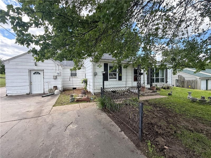 115 E South St, Richmond, MO 64085