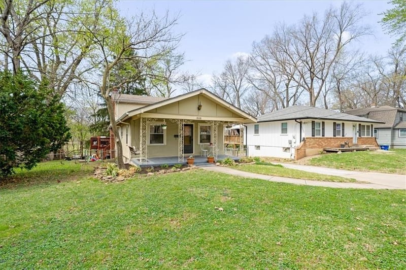 8330 Riggs St, Overland Park, KS 66212