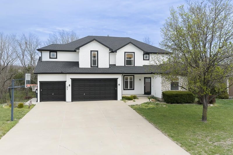 672 Everly Ct, Lansing, KS 66043