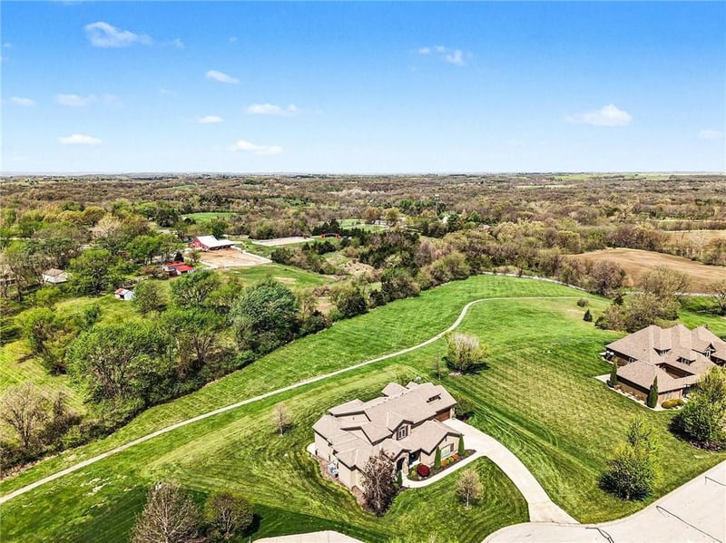 8070 Masters Ln, Parkville, MO 64152