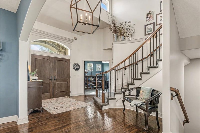 8070 Masters Ln, Parkville, MO 64152