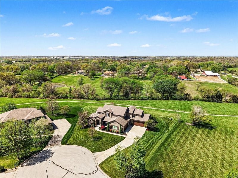 8070 Masters Ln, Parkville, MO 64152