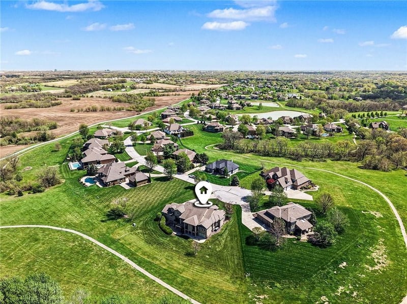 8070 Masters Ln, Parkville, MO 64152