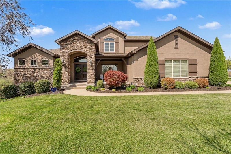 8070 Masters Ln, Parkville, MO 64152