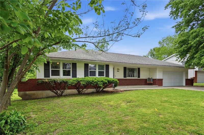 944 Ridge Dr, Warrensburg, MO 64093