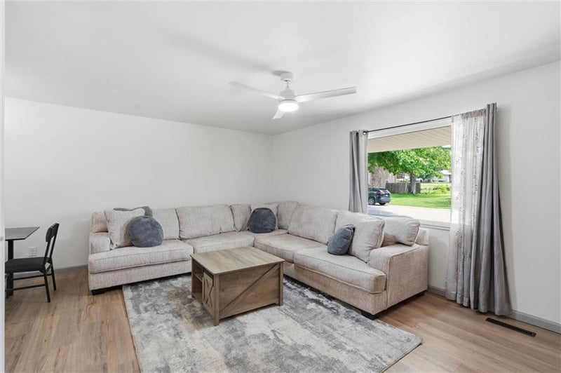 944 Ridge Dr, Warrensburg, MO 64093