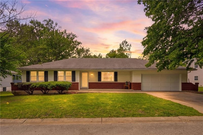 944 Ridge Dr, Warrensburg, MO 64093