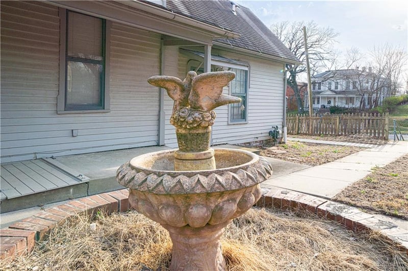 610 8th St, St Joseph, MO 64501
