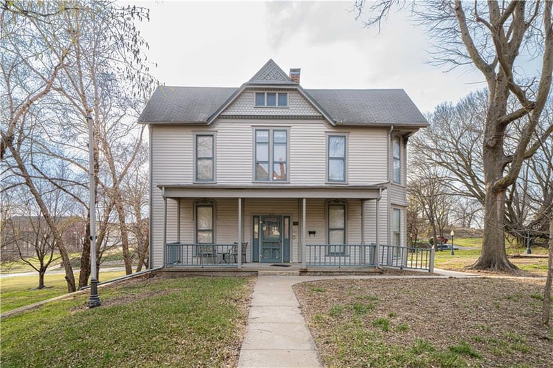 610 8th St, St Joseph, MO 64501