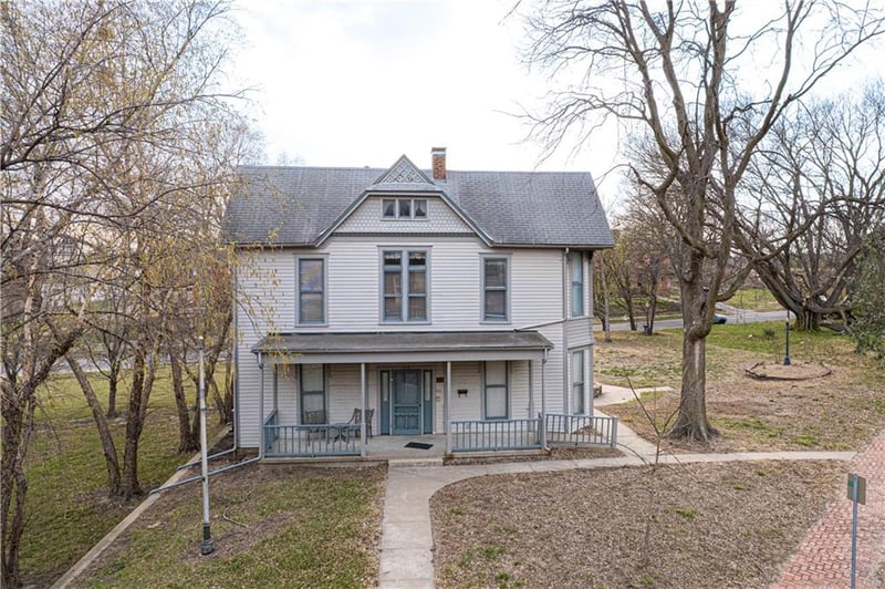 610 8th St, St Joseph, MO 64501