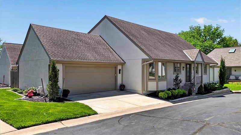 4621 W 89th St, Prairie Village, KS 66207