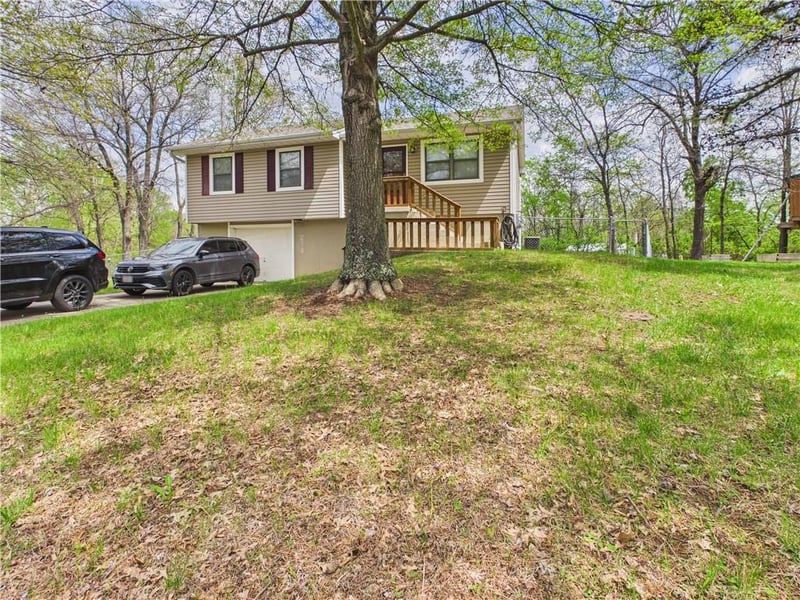 214 51 Rd, Warrensburg, MO 64093
