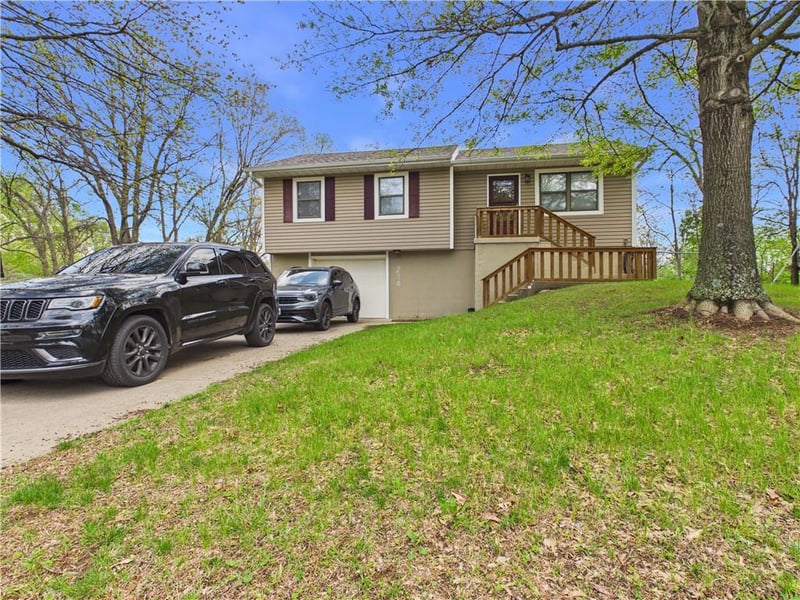 214 51 Rd, Warrensburg, MO 64093