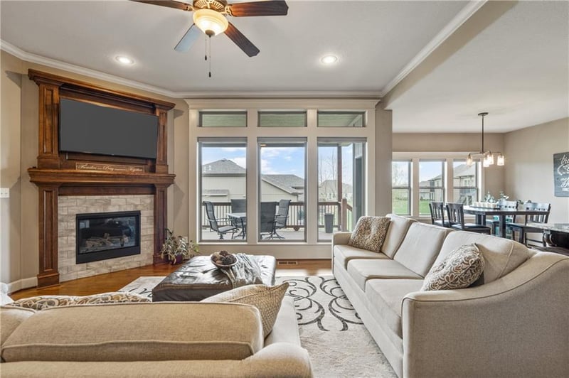 1696 Parkwood Dr, Lee's Summit, MO 64064