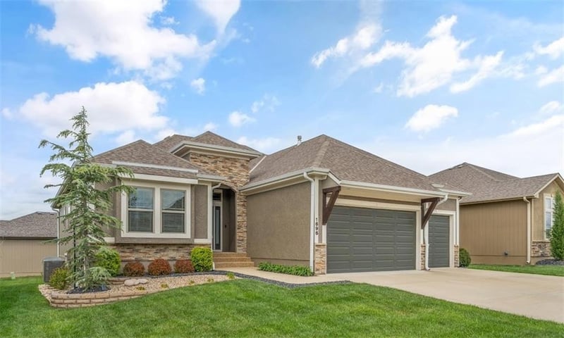 1696 Parkwood Dr, Lee's Summit, MO 64064