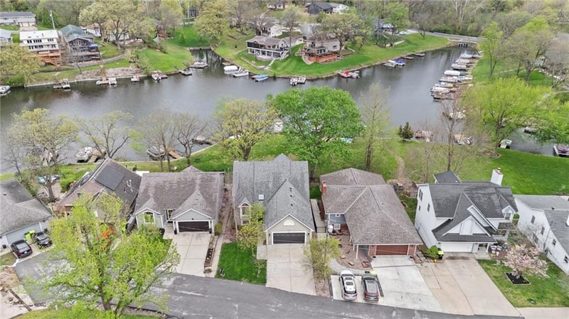 551 NW North Shore Dr, Lake Waukomis, MO 64151