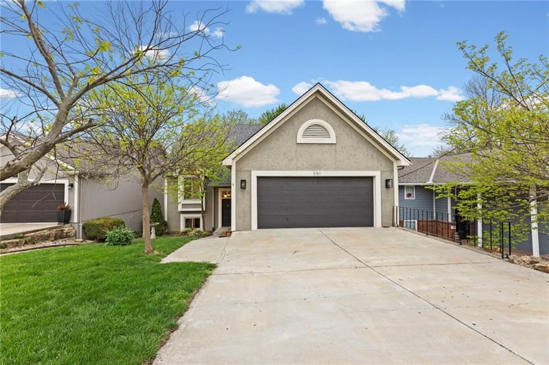 551 NW North Shore Dr, Lake Waukomis, MO 64151