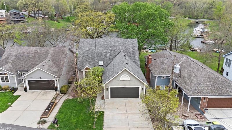 551 NW North Shore Dr, Lake Waukomis, MO 64151