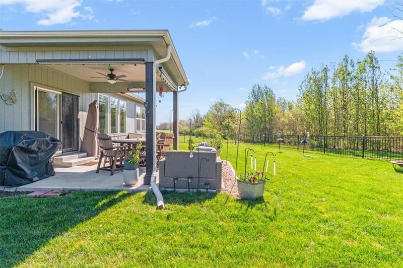 1713 Ravenwood Dr, Lee's Summit, MO 64086