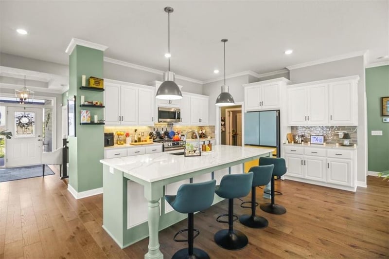 1713 Ravenwood Dr, Lee's Summit, MO 64086