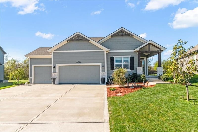 1713 Ravenwood Dr, Lee's Summit, MO 64086