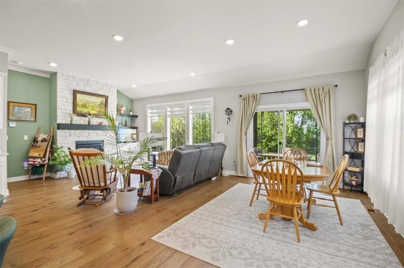 1713 Ravenwood Dr, Lee's Summit, MO 64086