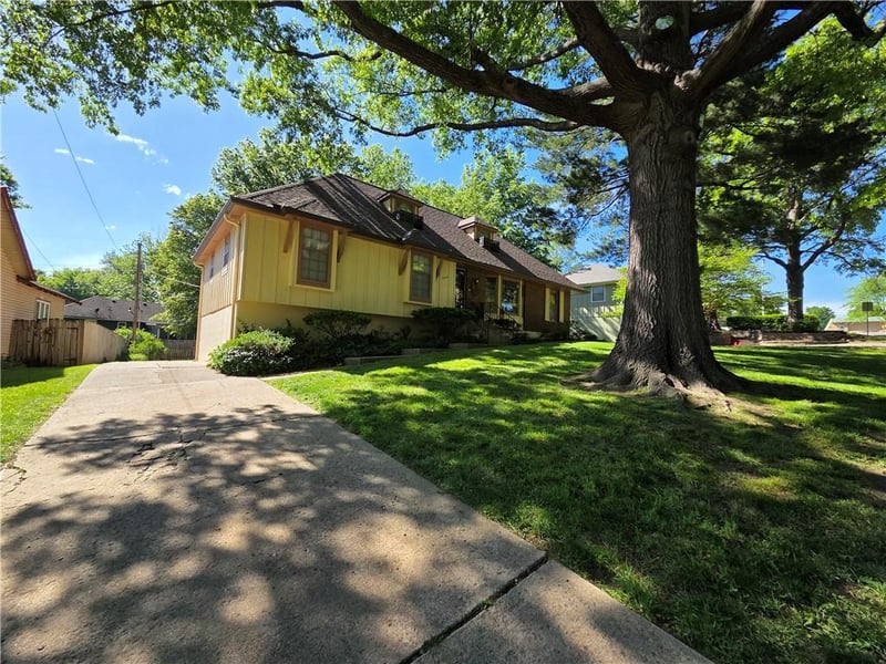3908 Woodbury St, Independence, MO 64055