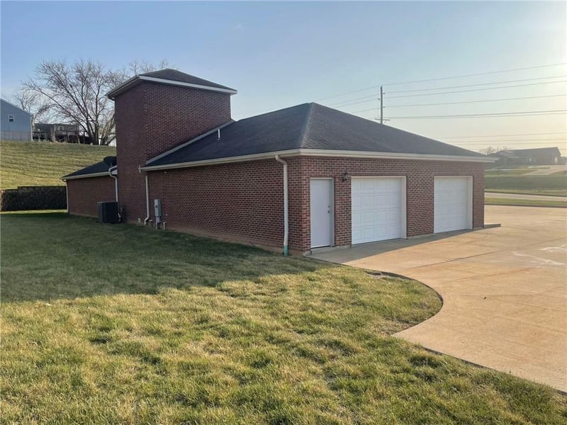 2401 Woodbine Rd, St Joseph, MO 64506