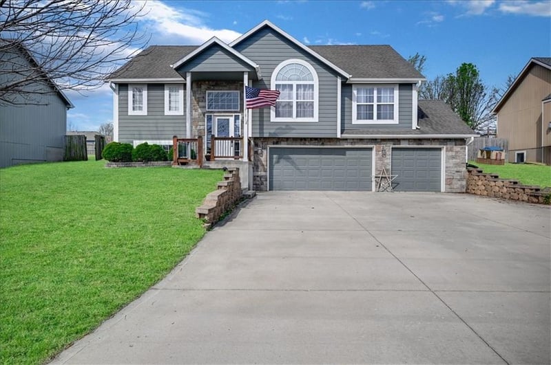 218 Melrose Ln, Tonganoxie, KS 66086