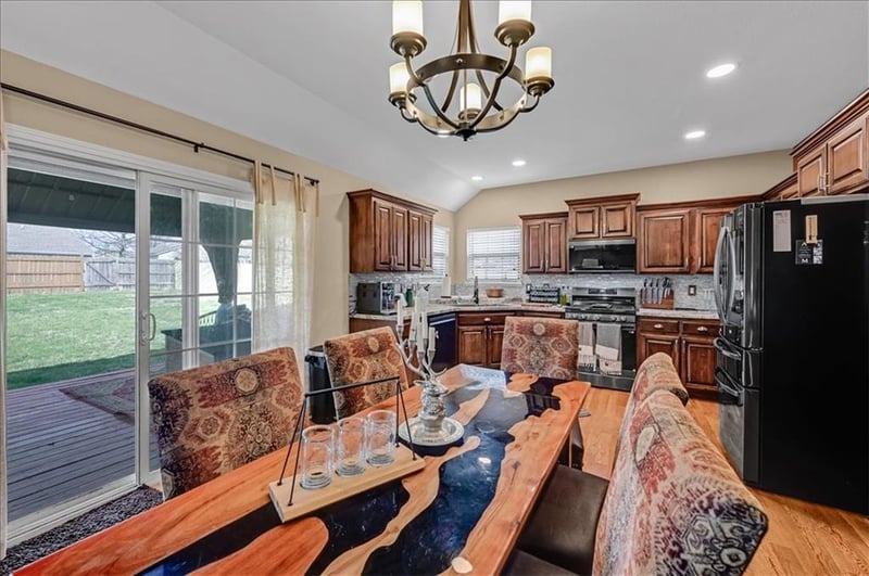 218 Melrose Ln, Tonganoxie, KS 66086