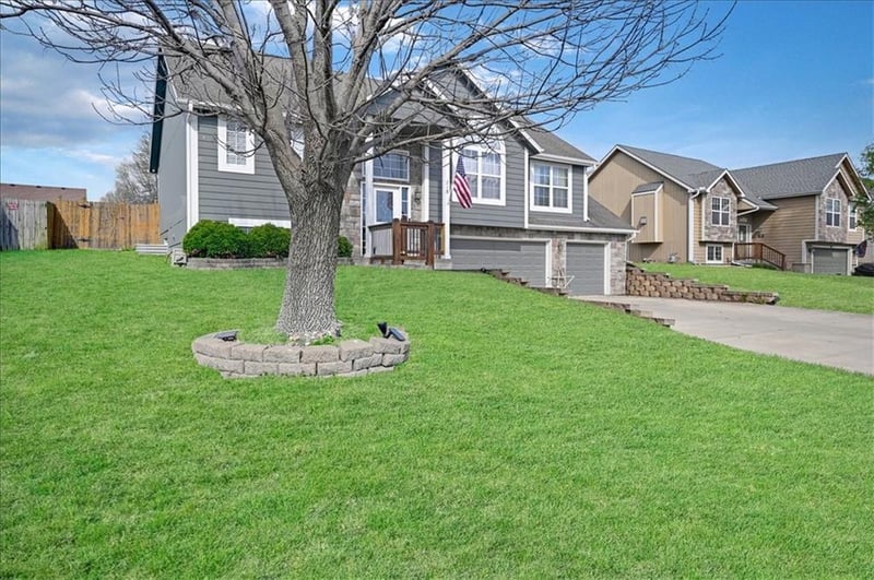 218 Melrose Ln, Tonganoxie, KS 66086
