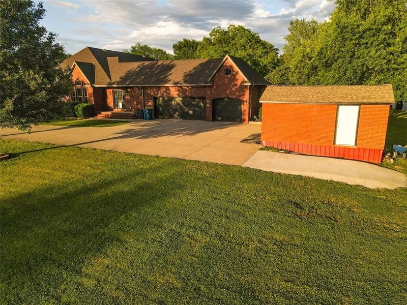1 Shamrock Dr, Lamar, MO 64759